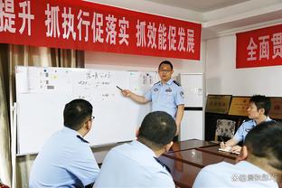 那不勒斯客场对阵米兰，前主帅斯帕莱蒂现场观战